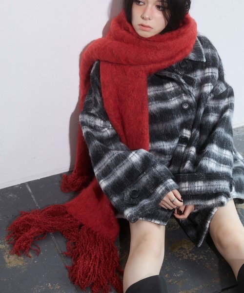 ENVYM（アンビー）の「ボリュームフリンジマフラー（マフラー・レディース・レッド/チャコールグレー/ブルー/アイボリー/ブラック・FREE）」の5枚目の写真