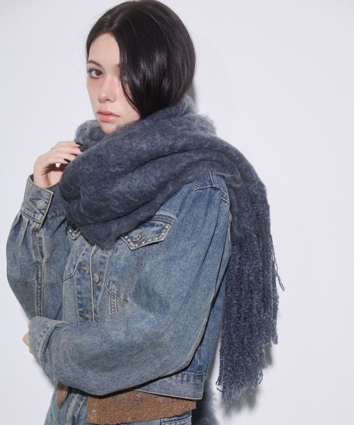 ENVYM（アンビー）の「ボリュームフリンジマフラー（マフラー・レディース・レッド/チャコールグレー/ブルー/アイボリー/ブラック・FREE）」の19枚目の写真