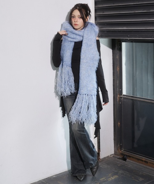 ENVYM（アンビー）の「ボリュームフリンジマフラー（マフラー・レディース・レッド/チャコールグレー/ブルー/アイボリー/ブラック・FREE）」の16枚目の写真