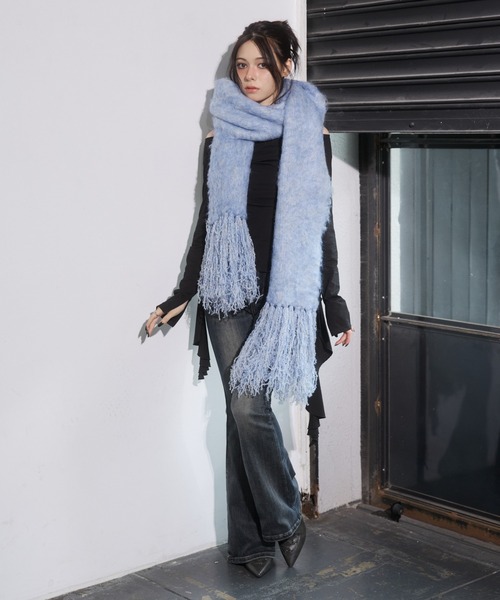 ENVYM（アンビー）の「ボリュームフリンジマフラー（マフラー・レディース・レッド/チャコールグレー/ブルー/アイボリー/ブラック・FREE）」の17枚目の写真