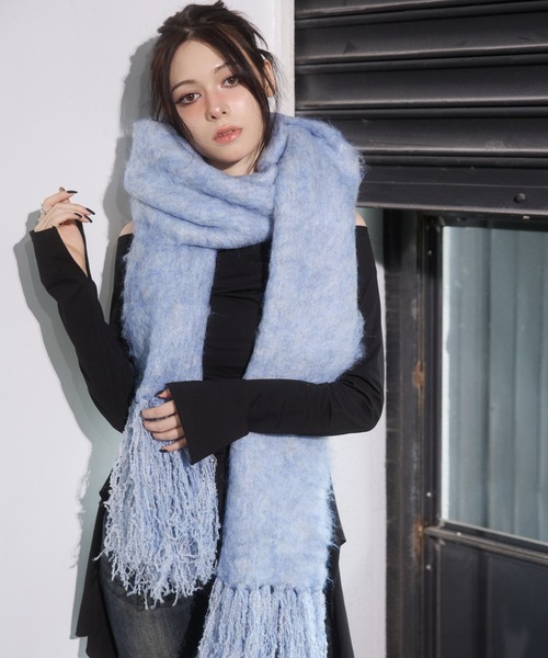 ENVYM（アンビー）の「ボリュームフリンジマフラー（マフラー・レディース・レッド/チャコールグレー/ブルー/アイボリー/ブラック・FREE）」の9枚目の写真
