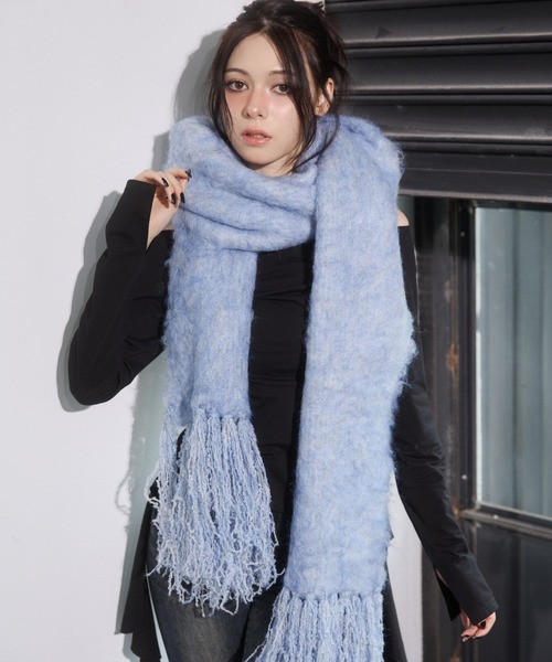 ENVYM（アンビー）の「ボリュームフリンジマフラー（マフラー・レディース・レッド/チャコールグレー/ブルー/アイボリー/ブラック・FREE）」の10枚目の写真