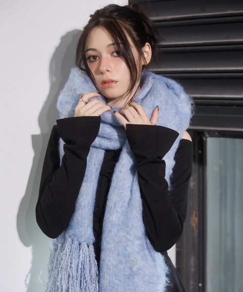 ENVYM（アンビー）の「ボリュームフリンジマフラー（マフラー・レディース・レッド/チャコールグレー/ブルー/アイボリー/ブラック・FREE）」の11枚目の写真