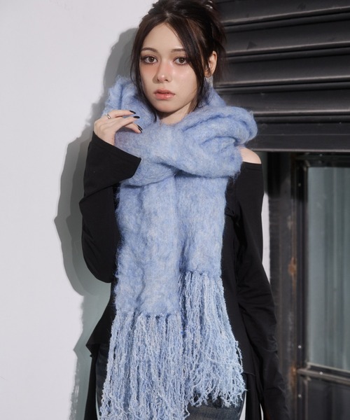 ENVYM（アンビー）の「ボリュームフリンジマフラー（マフラー・レディース・レッド/チャコールグレー/ブルー/アイボリー/ブラック・FREE）」の15枚目の写真