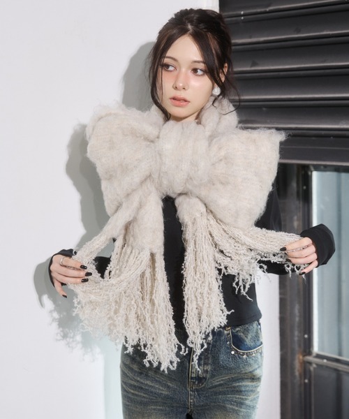 ENVYM（アンビー）の「ボリュームフリンジマフラー（マフラー・レディース・レッド/チャコールグレー/ブルー/アイボリー/ブラック・FREE）」の6枚目の写真