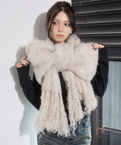 ENVYM（アンビー）の「ボリュームフリンジマフラー（マフラー・レディース・レッド/チャコールグレー/ブルー/アイボリー/ブラック・FREE）」の7枚目の写真