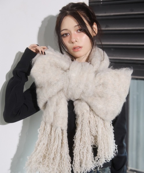 ENVYM（アンビー）の「ボリュームフリンジマフラー（マフラー・レディース・レッド/チャコールグレー/ブルー/アイボリー/ブラック・FREE）」の8枚目の写真