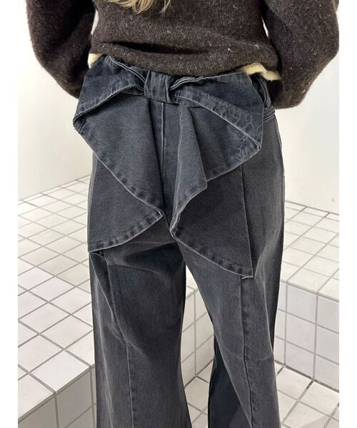 CALNAMUR(カルナムール)の「バックリボンデニムパンツ(デニムパンツ・レディース・ブラック/ブルー・X-SMALL/SMALL/MEDIUM)」の5枚目の写真