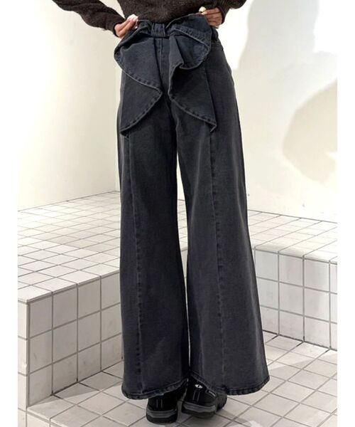 CALNAMUR（カルナムール）の「バックリボンデニムパンツ（デニムパンツ・レディース・ブラック/ブルー・X-SMALL/SMALL/MEDIUM）」の2枚目の写真