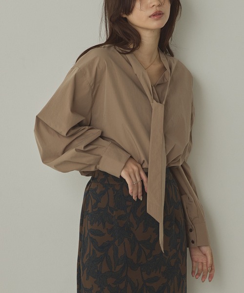 hunch(ハンチ)の「前後2WAY ボウタイブラウス(シャツ/ブラウス・レディース・オフホワイト/チャコール/ダークベージュ・FREE)」の3枚目の写真