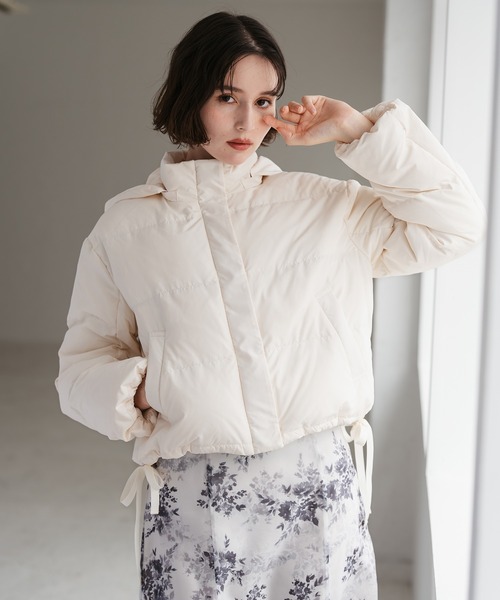 31 Sons de mode（トランテアン　ソン　ドゥ　モード）の「2025秋冬新作 サイドリボンフード付ショートダウン（ダウンジャケット/コート・レディース・ラベンダー/ブラック/アイボリー・S/M）」の4枚目の写真