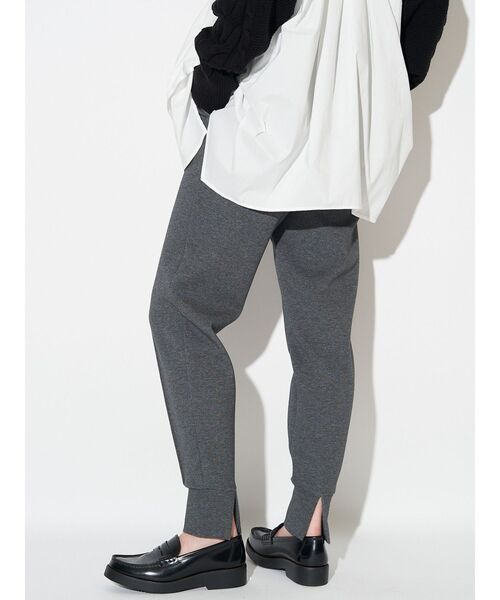 ELENDEEK(エレンディーク)の「ポンチファブリックジョガーパンツ(その他パンツ・レディース・ブラック/グレー・01/02)」の2枚目の写真