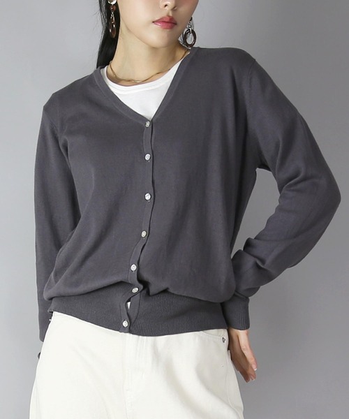 and it_（アンドイット）の「オーディナリーコットンニットVネックカーディガン（カーディガン/ボレロ・レディース・ブラック/チャコール・LL/M/L）」の2枚目の写真