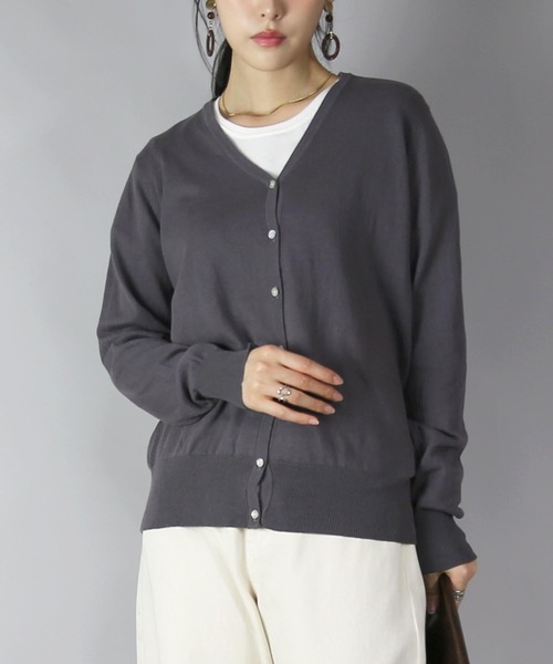 and it_（アンドイット）の「オーディナリーコットンニットVネックカーディガン（カーディガン/ボレロ・レディース・ブラック/チャコール・LL/M/L）」の7枚目の写真