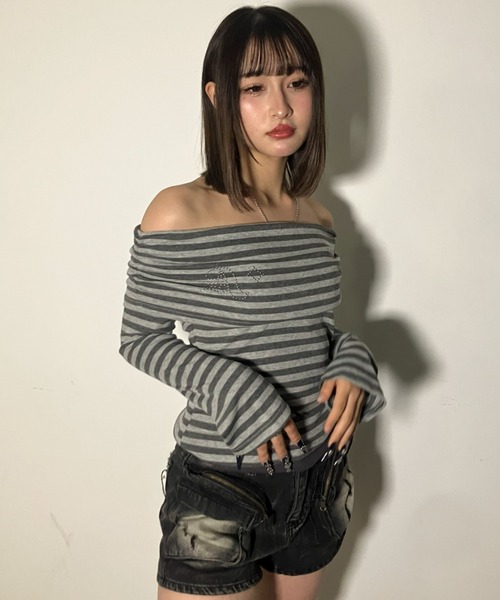 .KOM(ドットコム)の「A'GEM/9 × .kom 『.KOM/ドットケーオーエム』ストライプ柄オフショルダートップス(Tシャツ/カットソー・レディース・チャコールグレー/グレー・FREE)」の2枚目の写真