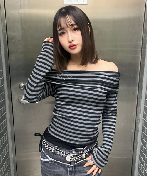 .KOM(ドットコム)の「A'GEM/9 × .kom 『.KOM/ドットケーオーエム』ストライプ柄オフショルダートップス(Tシャツ/カットソー・レディース・チャコールグレー/グレー・FREE)」の12枚目の写真