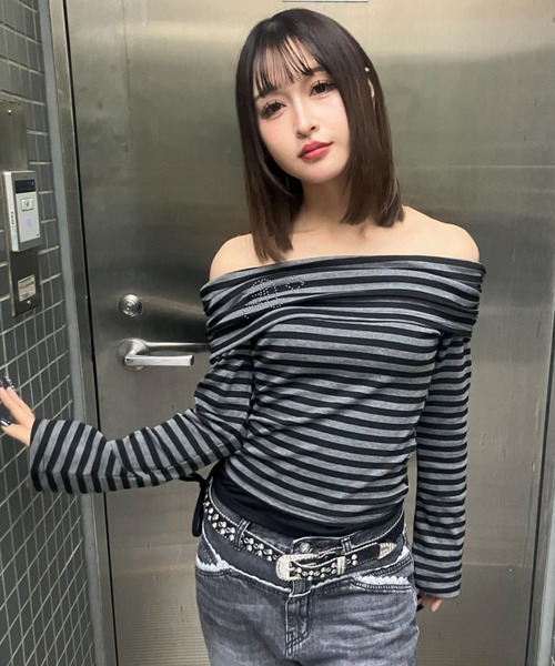 .KOM(ドットコム)の「A'GEM/9 × .kom 『.KOM/ドットケーオーエム』ストライプ柄オフショルダートップス(Tシャツ/カットソー・レディース・チャコールグレー/グレー・FREE)」の13枚目の写真