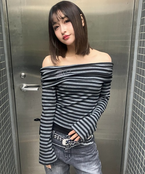 .KOM(ドットコム)の「A'GEM/9 × .kom 『.KOM/ドットケーオーエム』ストライプ柄オフショルダートップス(Tシャツ/カットソー・レディース・チャコールグレー/グレー・FREE)」の14枚目の写真