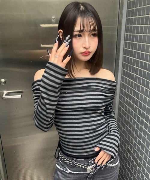 .KOM(ドットコム)の「A'GEM/9 × .kom 『.KOM/ドットケーオーエム』ストライプ柄オフショルダートップス(Tシャツ/カットソー・レディース・チャコールグレー/グレー・FREE)」の15枚目の写真