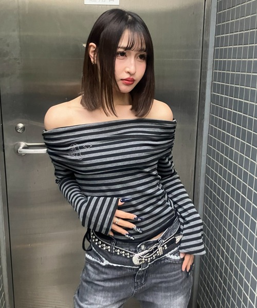 .KOM(ドットコム)の「A'GEM/9 × .kom 『.KOM/ドットケーオーエム』ストライプ柄オフショルダートップス(Tシャツ/カットソー・レディース・チャコールグレー/グレー・FREE)」の16枚目の写真
