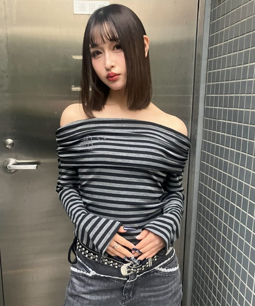 .KOM(ドットコム)の「A'GEM/9 × .kom 『.KOM/ドットケーオーエム』ストライプ柄オフショルダートップス(Tシャツ/カットソー・レディース・チャコールグレー/グレー・FREE)」の17枚目の写真