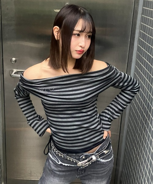 .KOM(ドットコム)の「A'GEM/9 × .kom 『.KOM/ドットケーオーエム』ストライプ柄オフショルダートップス(Tシャツ/カットソー・レディース・チャコールグレー/グレー・FREE)」の18枚目の写真