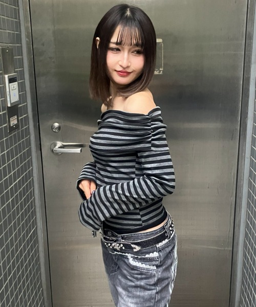 .KOM(ドットコム)の「A'GEM/9 × .kom 『.KOM/ドットケーオーエム』ストライプ柄オフショルダートップス(Tシャツ/カットソー・レディース・チャコールグレー/グレー・FREE)」の19枚目の写真