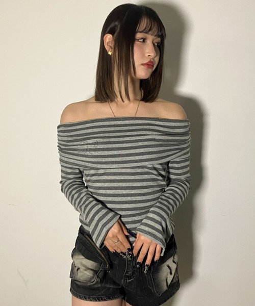 .KOM(ドットコム)の「A'GEM/9 × .kom 『.KOM/ドットケーオーエム』ストライプ柄オフショルダートップス(Tシャツ/カットソー・レディース・チャコールグレー/グレー・FREE)」の4枚目の写真