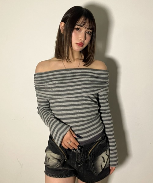 .KOM(ドットコム)の「A'GEM/9 × .kom 『.KOM/ドットケーオーエム』ストライプ柄オフショルダートップス(Tシャツ/カットソー・レディース・チャコールグレー/グレー・FREE)」の5枚目の写真
