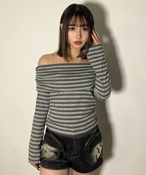 .KOM(ドットコム)の「A'GEM/9 × .kom 『.KOM/ドットケーオーエム』ストライプ柄オフショルダートップス(Tシャツ/カットソー・レディース・チャコールグレー/グレー・FREE)」の6枚目の写真
