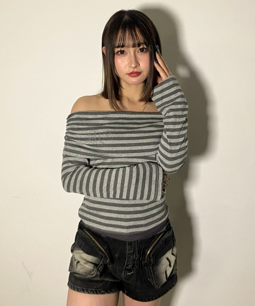 .KOM(ドットコム)の「A'GEM/9 × .kom 『.KOM/ドットケーオーエム』ストライプ柄オフショルダートップス(Tシャツ/カットソー・レディース・チャコールグレー/グレー・FREE)」の7枚目の写真