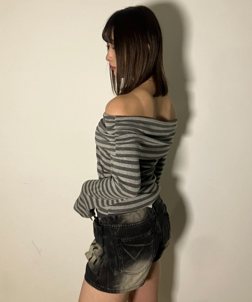 .KOM(ドットコム)の「A'GEM/9 × .kom 『.KOM/ドットケーオーエム』ストライプ柄オフショルダートップス(Tシャツ/カットソー・レディース・チャコールグレー/グレー・FREE)」の8枚目の写真