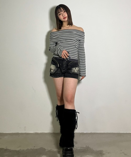 .KOM(ドットコム)の「A'GEM/9 × .kom 『.KOM/ドットケーオーエム』ストライプ柄オフショルダートップス(Tシャツ/カットソー・レディース・チャコールグレー/グレー・FREE)」の11枚目の写真