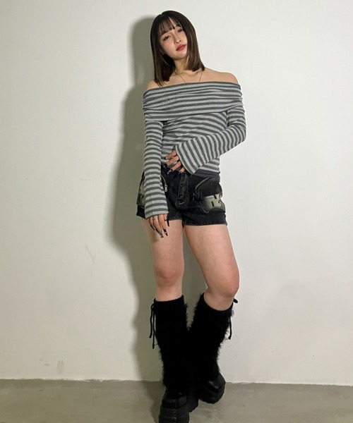 .KOM(ドットコム)の「A'GEM/9 × .kom 『.KOM/ドットケーオーエム』ストライプ柄オフショルダートップス(Tシャツ/カットソー・レディース・チャコールグレー/グレー・FREE)」の10枚目の写真