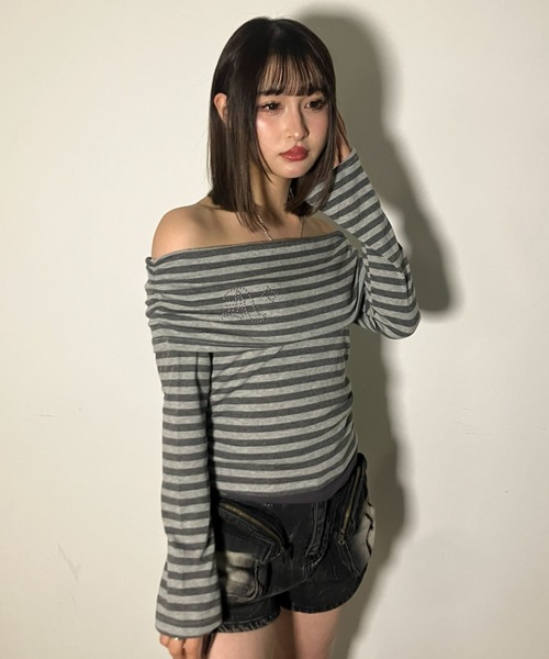 .KOM(ドットコム)の「A'GEM/9 × .kom 『.KOM/ドットケーオーエム』ストライプ柄オフショルダートップス(Tシャツ/カットソー・レディース・チャコールグレー/グレー・FREE)」の3枚目の写真