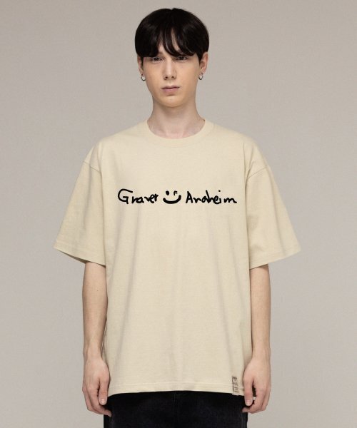GRAVER（グレーバー）の「[ユニセックス]ドローイングロゴドローイングスマイル半袖Tシャツ_サンドベージュ（Tシャツ/カットソー・レディース・ベージュ・SMALL/MEDIUM/LARGE/X-LARGE）」の2枚目の写真