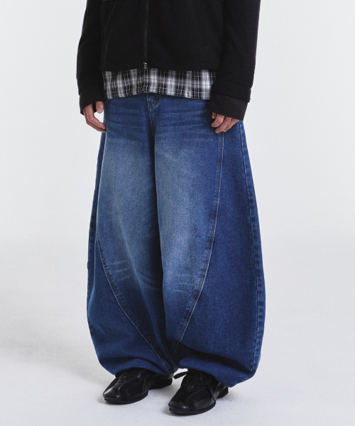 KICHUL(キチョル)の「Curved line balloon denim pants (medium blue)(デニムパンツ・メンズ・その他・X-SMALL/SMALL/MEDIUM/LARGE)」の1枚目の写真