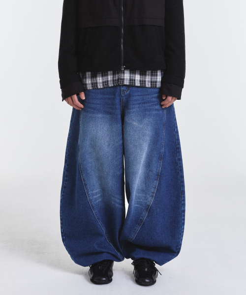 KICHUL(キチョル)の「Curved line balloon denim pants (medium blue)(デニムパンツ・メンズ・その他・X-SMALL/SMALL/MEDIUM/LARGE)」の2枚目の写真