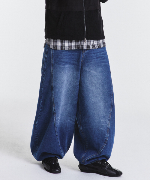 KICHUL(キチョル)の「Curved line balloon denim pants (medium blue)(デニムパンツ・メンズ・その他・X-SMALL/SMALL/MEDIUM/LARGE)」の4枚目の写真