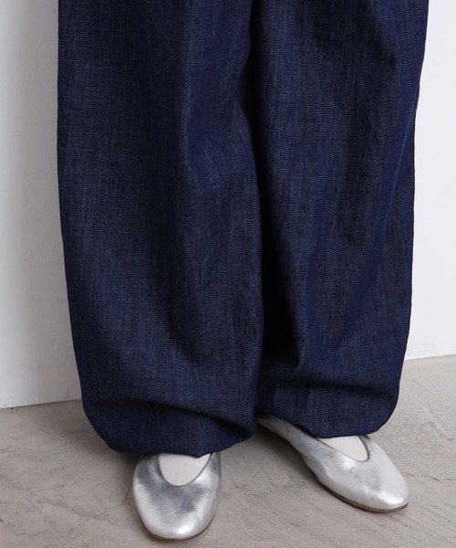 l'atelier du savon（アトリエドサボン）の「スウェットみたいな裾ゴムデニムパンツ（デニムパンツ・レディース・ネイビー・FREE）」の14枚目の写真