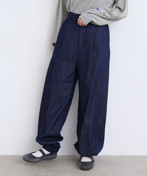 l'atelier du savon（アトリエドサボン）の「スウェットみたいな裾ゴムデニムパンツ（デニムパンツ・レディース・ネイビー・FREE）」の3枚目の写真