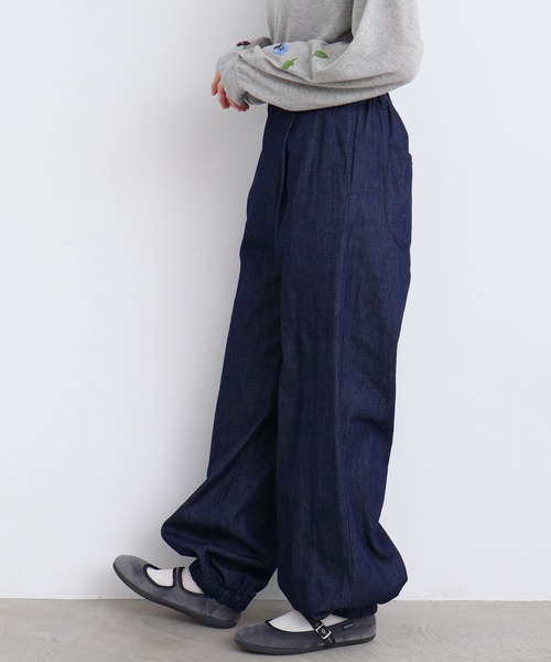 l'atelier du savon（アトリエドサボン）の「スウェットみたいな裾ゴムデニムパンツ（デニムパンツ・レディース・ネイビー・FREE）」の4枚目の写真