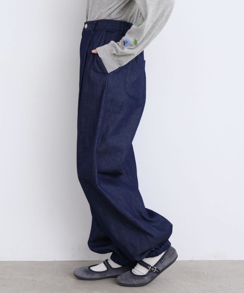 l'atelier du savon（アトリエドサボン）の「スウェットみたいな裾ゴムデニムパンツ（デニムパンツ・レディース・ネイビー・FREE）」の5枚目の写真