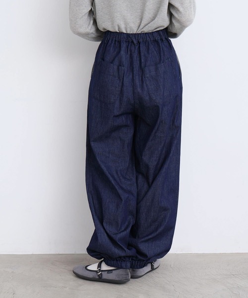 l'atelier du savon（アトリエドサボン）の「スウェットみたいな裾ゴムデニムパンツ（デニムパンツ・レディース・ネイビー・FREE）」の18枚目の写真