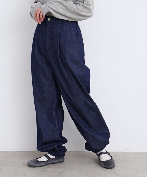 l'atelier du savon（アトリエドサボン）の「スウェットみたいな裾ゴムデニムパンツ（デニムパンツ・レディース・ネイビー・FREE）」の6枚目の写真