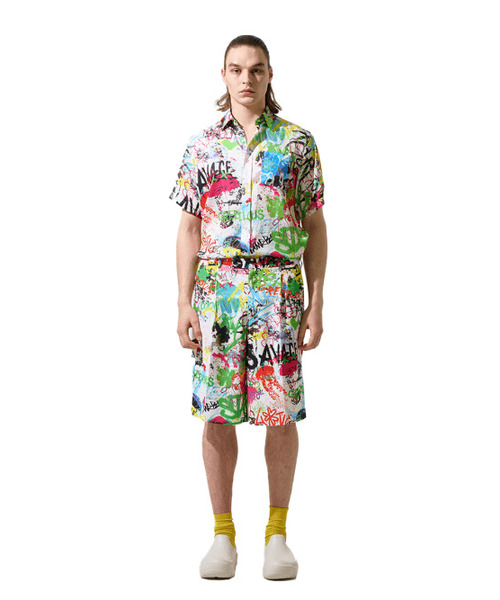 GREEDILOUS(グリディアス)の「White Graffiti Print Short Sleeve Oversized Button Down Shirt(シャツ/ブラウス・レディース・その他・SMALL/MEDIUM/LARGE/X-SMALL)」の1枚目の写真