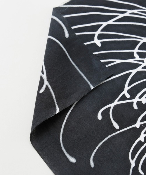 カヤ（カヤ）の「【カヤ】注染手ぬぐい 和麗の菊（ハンカチ/ハンドタオル・レディース・ブラック×ホワイト・FREE）」の2枚目の写真