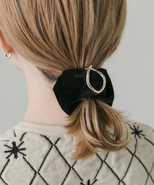 SMELLY（スメリー）の「ニュアンスメタルベロアヘアカフ（ヘアゴム・レディース・ゴールド系その他・-）」の2枚目の写真