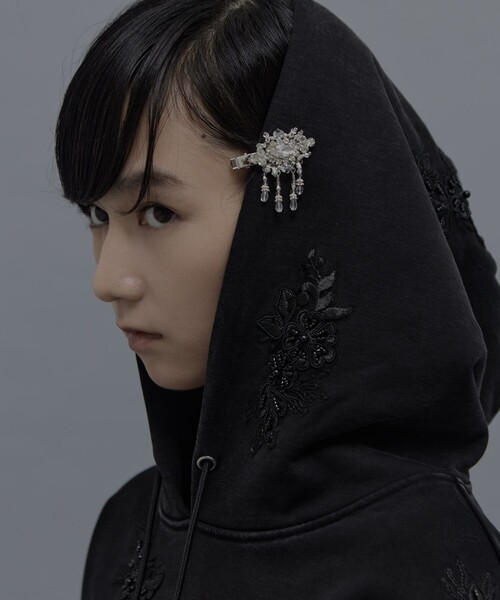 tanakadaisuke（タナカダイスケ）の「【tanakadaisuke/タナカダイスケ】crystal hair clip left/クリスタルヘアクリップ/左側用（バレッタ/ヘアクリップ・レディース・シルバー・FREE）」の3枚目の写真