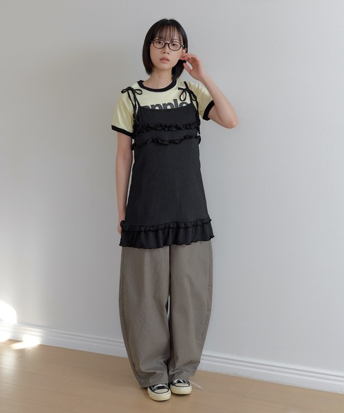 UNE MANSION(ユヌマンション)の「【UNE ORIGINAL】【レイヤードにも!】【肩紐調節可能】ダブルフリルリボンキャミワンピース(キャミソール・レディース・ブラック/クリーム・FREE)」の3枚目の写真